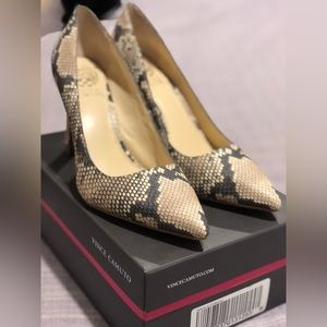 NWT Vince Camuto snakeskin pumps